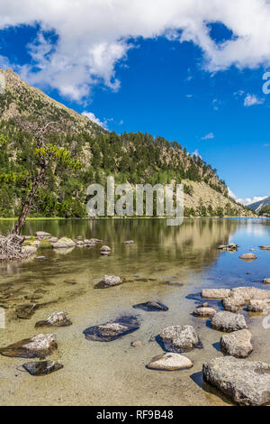 Der wunderschöne See Ratera in Pyrenäen Katalonien. Stockfoto