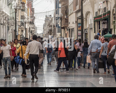 Lima, Peru - 07 Dezember, 2018: Die Menschen auf der Straße von Lima vor Weihnachten Zeit. Peru, Südamerika. Lateinamerika Stockfoto