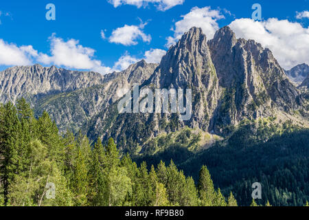 Verzauberte' Berg in St. Maurici Nationalpark (Katalonien, Spanien). Stockfoto