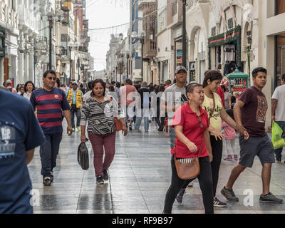 Lima, Peru - 07 Dezember, 2018: Die Menschen auf der Straße von Lima vor Weihnachten Zeit. Peru, Südamerika. Lateinamerika Stockfoto