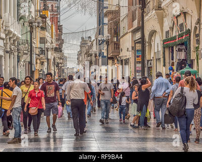 Lima, Peru - 07 Dezember, 2018: Die Menschen auf der Straße von Lima vor Weihnachten Zeit. Peru, Südamerika. Lateinamerika Stockfoto