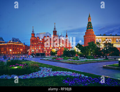 Staatliches Historisches Museum am Roten Platz am Abend mit Lichtern und Menschen, Moskau, Russland Stockfoto