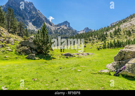 Wanderer in den Bergen (Nationalpark Aiguestortes) Stockfoto