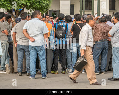 Lima, Peru - 07. Dezember 2018: Konferenz der Männer auf dem Plaza San Martin. Peru, Südamerika. Lateinamerika Stockfoto