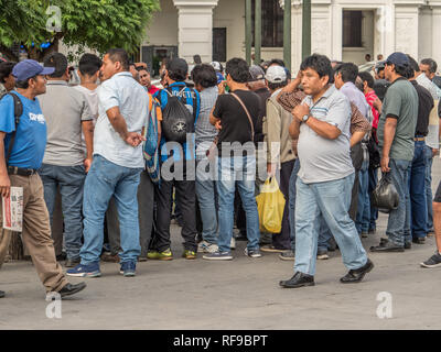 Lima, Peru - 07. Dezember 2018: Konferenz der Männer auf dem Plaza San Martin. Peru, Südamerika. Lateinamerika Stockfoto