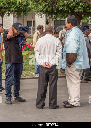 Lima, Peru - 07. Dezember 2018: Konferenz der Männer auf dem Plaza San Martin. Peru, Südamerika. Lateinamerika Stockfoto