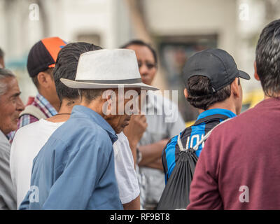 Lima, Peru - 07. Dezember 2018: Konferenz der Männer auf dem Plaza San Martin. Peru, Südamerika. Lateinamerika Stockfoto