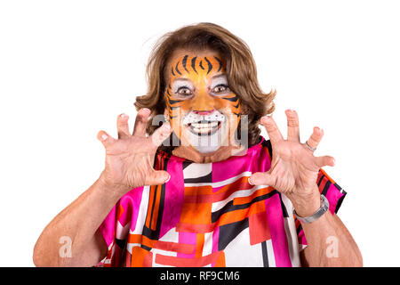 Ältere Frau mit Tiger face-Lackierung in Weiß isoliert Stockfoto