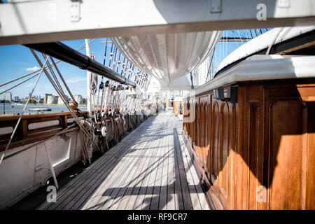 GREENWICH, Großbritannien – Deck of the Cutty Sark. Der Cutty Sark ist ein restauriertes historisches britisches Klipper-Segelschiff, das jetzt als Touristenattraktion in Greenwich, London, geöffnet ist. Es wurde 1869 gebaut und war bis 1895 aktiv. In seiner Blütezeit als Handelsschiff war es als das schnellste Schiff seiner Zeit bekannt. Es sei bemerkenswert für seine Beteiligung am Teehandel zwischen Asien und Europa. Als die Eröffnung des Suezkanals die Möglichkeit für kürzere und schnellere Fahrten mit Dampfschiffen eröffnete, wurde der Cutty Sark für den Transport von Wolle von Australien nach Großbritannien verwendet. Der historische Cutty Sark, eine britische cli Stockfoto