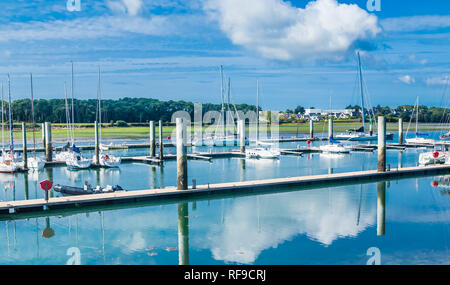 Boote angedockt an der Marina von Keroman-La Base, Lorient, Bretagne, Frankreich. Stockfoto