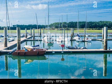 Boote angedockt an der Marina von Keroman-La Base, Lorient, Bretagne, Frankreich. Stockfoto