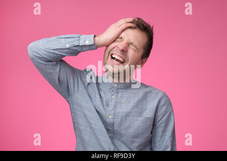 Porträt von einem gutaussehenden jungen Mann Lachen Stockfoto