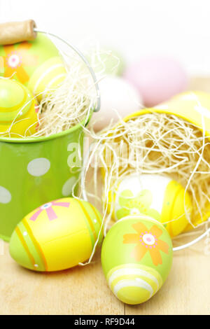 Ostern Eier in kleine Eimer Stockfoto