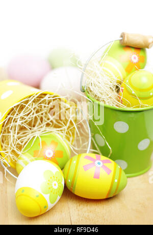 Ostern Eier in kleine Eimer Stockfoto