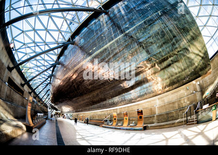Cutty Sark Clipper Ship Hull Greenwich UK // GREENWICH, UK — der kupferverkleidete Rumpf der Cutty Sark befindet sich in seinem permanenten Trockendock in Greenwich, wo das historische britische Clipper-Schiff heute als beliebte Touristenattraktion dient. Die 1869 erbaute Cutty Sark war einst als schnellstes Schiff seiner Zeit bekannt und diente bis 1895 aktiv den Seehandelsrouten. Die unter dem Rumpf sichtbare Kupferummantelung schützte die Holzkonstruktion vor zerstörerischen Meeresorganismen, reduzierte den Luftwiderstand im Wasser und verlängerte die Lebensdauer des Schiffes – Innovationen, die zur legendären Geschwindigkeit des Schiffes beitrugen Stockfoto