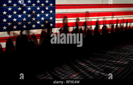 Viele Menschen Schatten gegen USA Zaun gekennzeichnet, Abschaltung Konzept Stockfoto