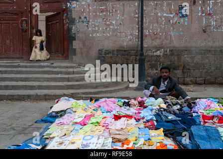 Ein Mann verkauft bunte Kleidung für Kinder am 4. Mai in Sanaa, Jemen 2007. Offene Märkte spielen eine zentrale Rolle in der sozialen und wirtschaftlichen Leben des Jemen. Stockfoto