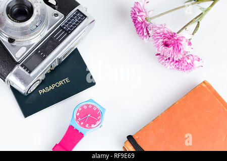Schließen Sie bis zu Traveler Zubehör (Kamera, Watch, Notebook und Reisepass). Stockfoto