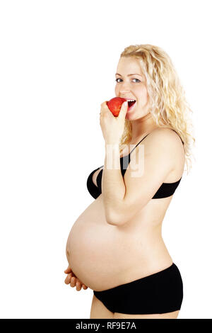 Schöne schwangere Frau essen red apple, isoliert auf weißem Stockfoto