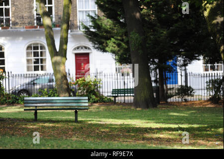 Leeren Parkbank im Schatten Stockfoto