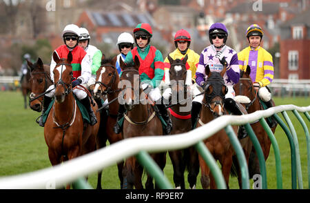 Läufer und Reiter im Starten Sie Ihre kostenlose Testversion jetzt RacingTV Handicap Hürde während Midlands Raceday an der Warwick Racecourse. Stockfoto