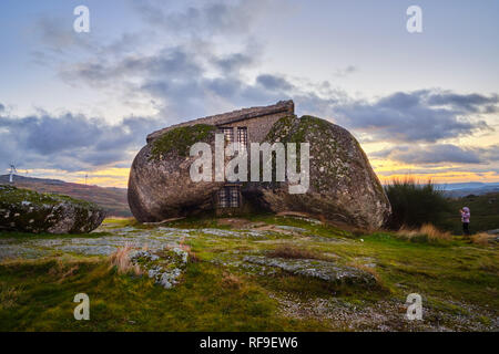 Lisboa, Portugal - Januar 20, 2019: berühmte Haus der Boulder, von einigen die merkwürdigsten Gebäude der Welt Leiria, Portugal Stockfoto