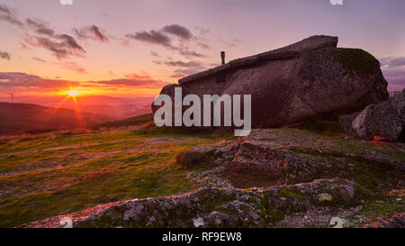 Lisboa, Portugal - Januar 20, 2019: berühmte Haus der Boulder, von einigen die merkwürdigsten Gebäude der Welt Leiria, Portugal Stockfoto