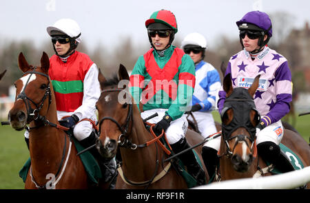 Läufer und Reiter im Starten Sie Ihre kostenlose Testversion jetzt RacingTV Handicap Hürde während Midlands Raceday an der Warwick Racecourse. Stockfoto