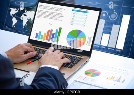 Geschäftsmann ist zutiefst Überprüfung eine finanzielle Berichte für einen Return on Investment, ROI, oder Investitionen Risikoanalyse. Stockfoto