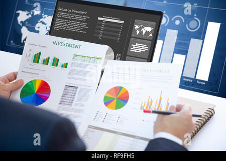 Geschäftsmann ist zutiefst Überprüfung eine finanzielle Berichte für einen Return on Investment, ROI, oder Investitionen Risikoanalyse. Stockfoto