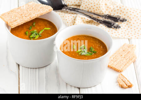 Pflanzliche creme Suppe, Tomate, Karotte, leckeres Mittagessen Stockfoto