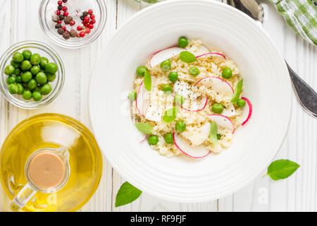 Salat mit Couscous, grüne Erbsen, Mozzarella und Rettich, Sommer gesundes Gericht Stockfoto