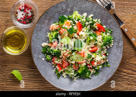 Salat mit Couscous, Tomaten, Brokkoli, tabbouleh, Sommer gesundes Gericht Stockfoto
