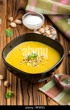 Pflanzliche creme Linsensuppe, Kürbis, Pistazien und Minze, leckeres Gericht Stockfoto