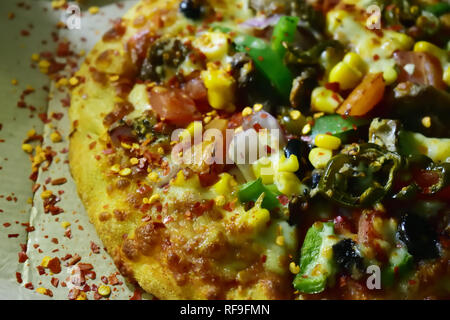 Gemüse Pizza belegt mit schwarzen Oliven, Paprika, Zwiebel, gegrillte Pilze, Mais, Tomate, jalapeno, extra Käse Stockfoto