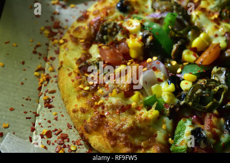 Gemüse Pizza belegt mit schwarzen Oliven, Paprika, Zwiebel, gegrillte Pilze, Mais, Tomate, jalapeno, extra Käse Stockfoto