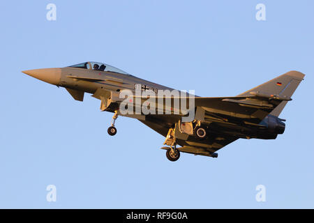 NORVENICH, DEUTSCHLAND: Dec 14, 2015: Deutsche Luftwaffe Eurofighter Typhoon fighter Jets aus taktischen Wing 31 Landung auf Norvenich Air Base während Stockfoto