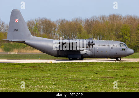 LEEUWARDEN, Niederlande - 21.April 2016: Polish Air Force Lockheed C-130E Hercules Transportflugzeug Rollen auf Leeuwarden Air Base. Stockfoto