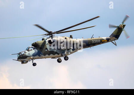 BERLIN, DEUTSCHLAND - Jun 2, 2016: Der Tschechischen Luftwaffe Mil Mi-24 Hind Kampfhubschrauber im Flug während der ILA Berlin Air Show. Stockfoto