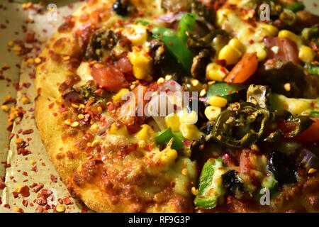 Gemüse Pizza belegt mit schwarzen Oliven, Paprika, Zwiebel, gegrillte Pilze, Mais, Tomate, jalapeno, extra Käse Stockfoto