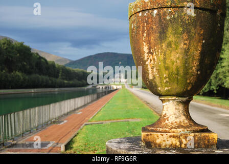 Ein integraler Aspekt zeigt, dass die Majestät und Schönheit der Reggia di Caserta seinem herrlichen Park ist. Es ist ein typisches Beispiel für einen italienischen Garten. Stockfoto