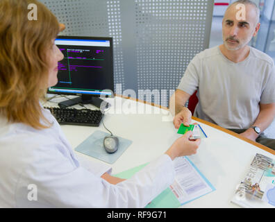 Private Hospital "Clinique Saint Exupery de Toulouse", Klinik in der Behandlung von Nierenerkrankungen spezialisiert, Nierenerkrankungen. Paperworks vor- oder rückwärts Stockfoto