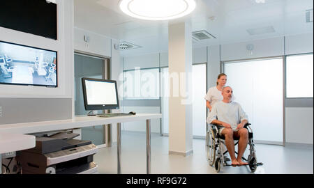 Private Hospital "Clinique Saint Exupery de Toulouse", Klinik in der Behandlung von Nierenerkrankungen spezialisiert, Nierenerkrankungen. Frau, Nursing Assistant Stockfoto