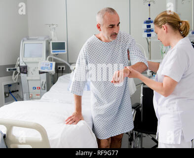 Private Hospital "Clinique Saint Exupery de Toulouse", Klinik in der Behandlung von Nierenerkrankungen spezialisiert, Nierenerkrankungen. Frau, Krankenschwester oder Stillenden. Stockfoto