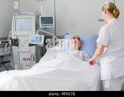 Private Hospital "Clinique Saint Exupery de Toulouse", Klinik in der Behandlung von Nierenerkrankungen spezialisiert, Nierenerkrankungen. Frau, Krankenschwester oder Stillenden. Stockfoto