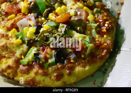 Gemüse Pizza belegt mit schwarzen Oliven, Paprika, Zwiebel, gegrillte Pilze, Mais, Tomate, jalapeno, extra Käse Stockfoto