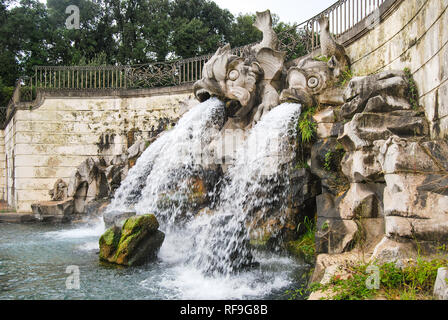 Ein integraler Aspekt zeigt, dass die Majestät und Schönheit der Reggia di Caserta seinem herrlichen Park ist. Es ist ein typisches Beispiel für einen italienischen Garten. Stockfoto