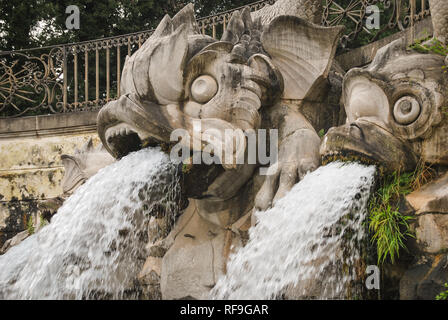 Ein integraler Aspekt zeigt, dass die Majestät und Schönheit der Reggia di Caserta seinem herrlichen Park ist. Es ist ein typisches Beispiel für einen italienischen Garten. Stockfoto