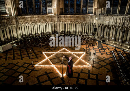 Canon Bundeskanzler Christopher Collingwood hilft sechs hundert Kerzen in der Form des David Stern Licht, im Speicher von mehr als 6 Millionen Juden durch die Nazis im Zweiten Weltkrieg ermordeten, an der York Minster in York. Stockfoto