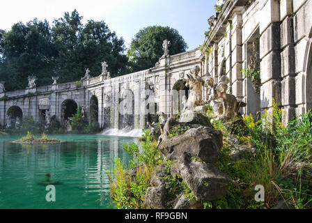 Ein integraler Aspekt zeigt, dass die Majestät und Schönheit der Reggia di Caserta seinem herrlichen Park ist. Es ist ein typisches Beispiel für einen italienischen Garten. Stockfoto